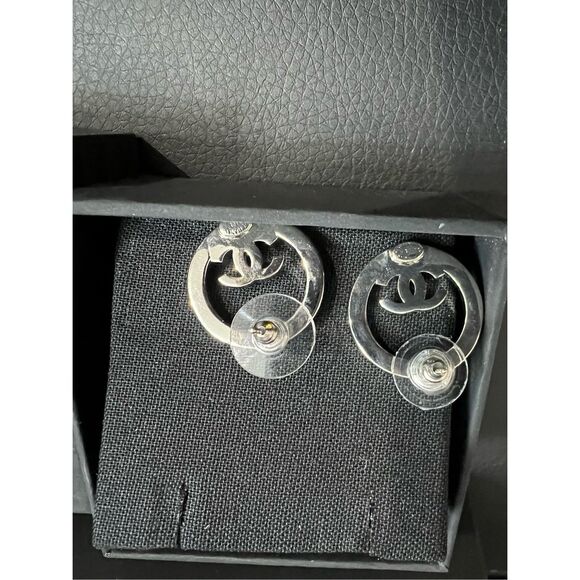 Chanel silver tone round cc rhinestones earrings studs - Picture 7 of 8